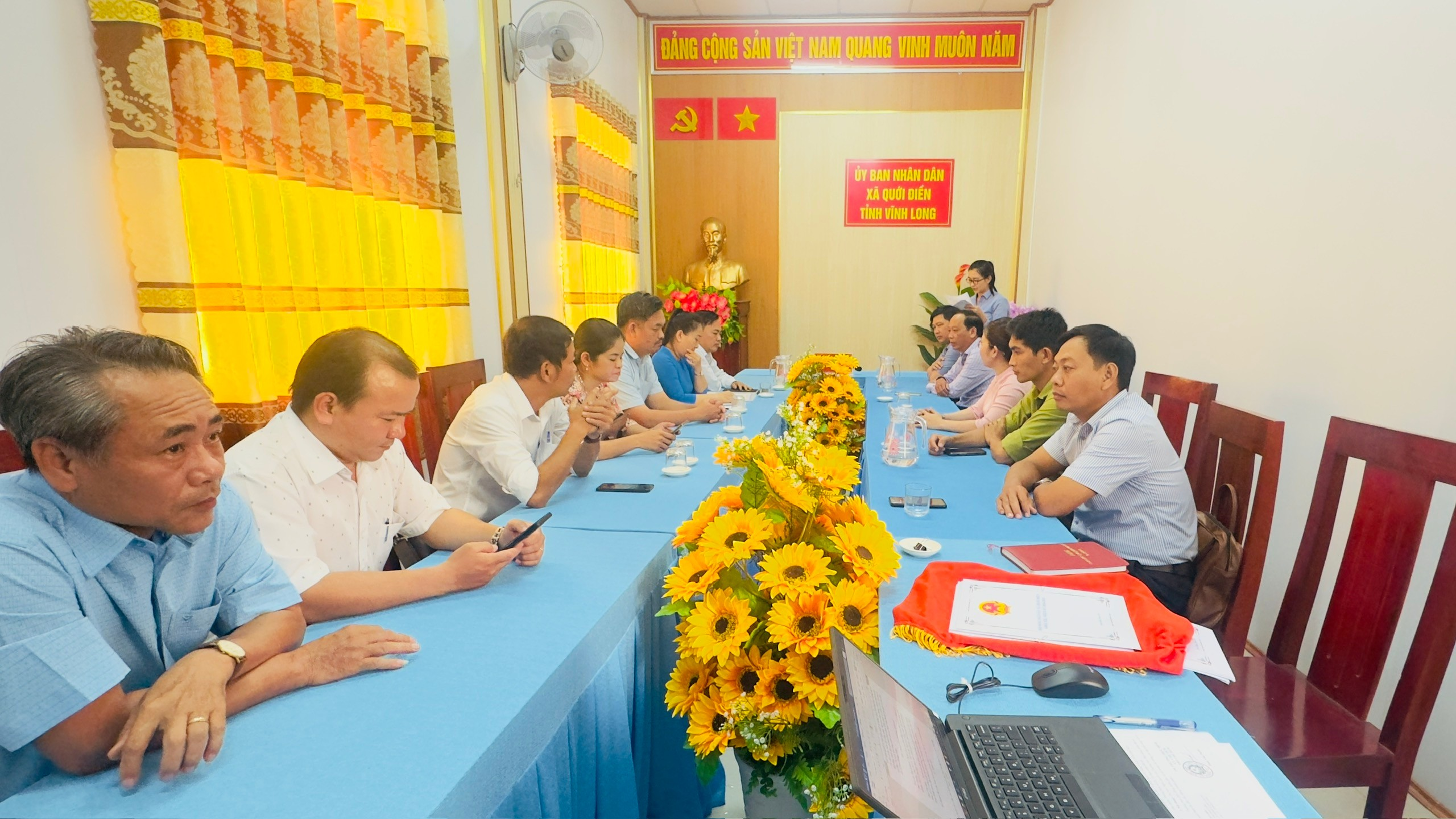 Hội nghị trao Nghị quyết đối với các Phó Trưởng Ban, Ủy viên là đại biểu Hội đồng nhân dân hoạt động kiêm nhiệm của các Ban Hội đồng nhân dân xã Quới Điền khóa XIII, nhiệm kỳ 2026 - 2031