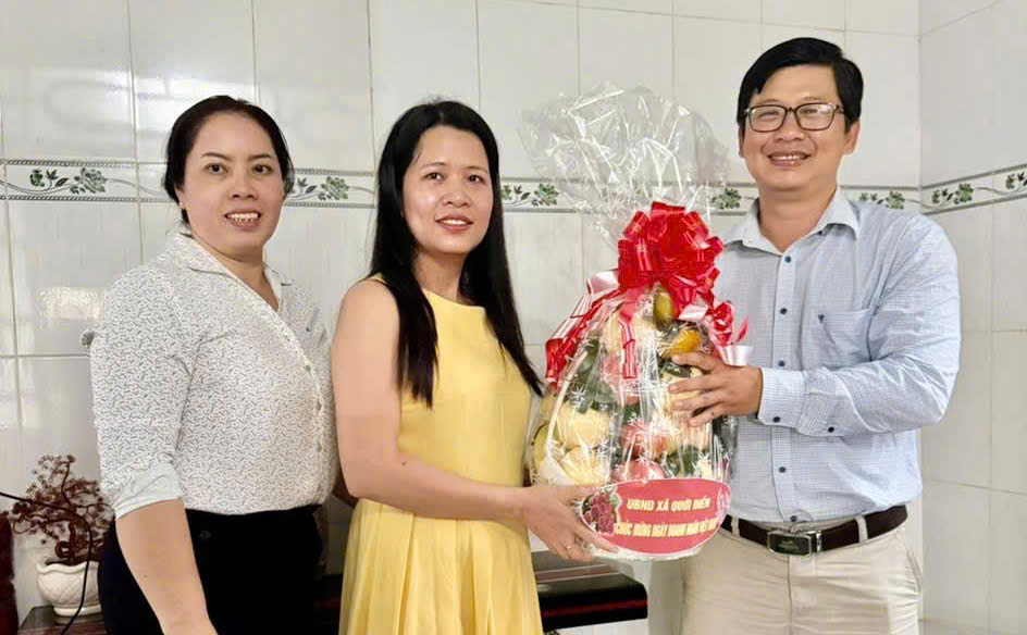 Lãnh đạo UBND xã Quới Điền thăm và chúc mừng Ngày Doanh nhân Việt Nam