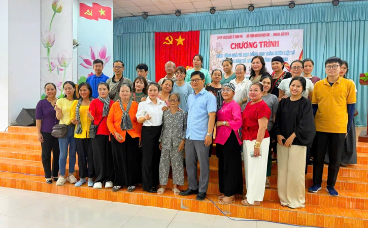 Qưới Điền trao tặng 30 phần quà và học bổng cho gia đình chính sách
 thân nhân liệt sĩ
