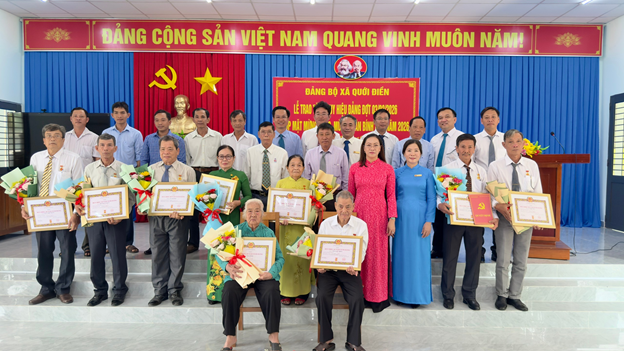 Đảng ủy xã Quới Điền họp mặt cán bộ hưu trí và trao tặng huy hiệu Đảng đợt 03/02/2026