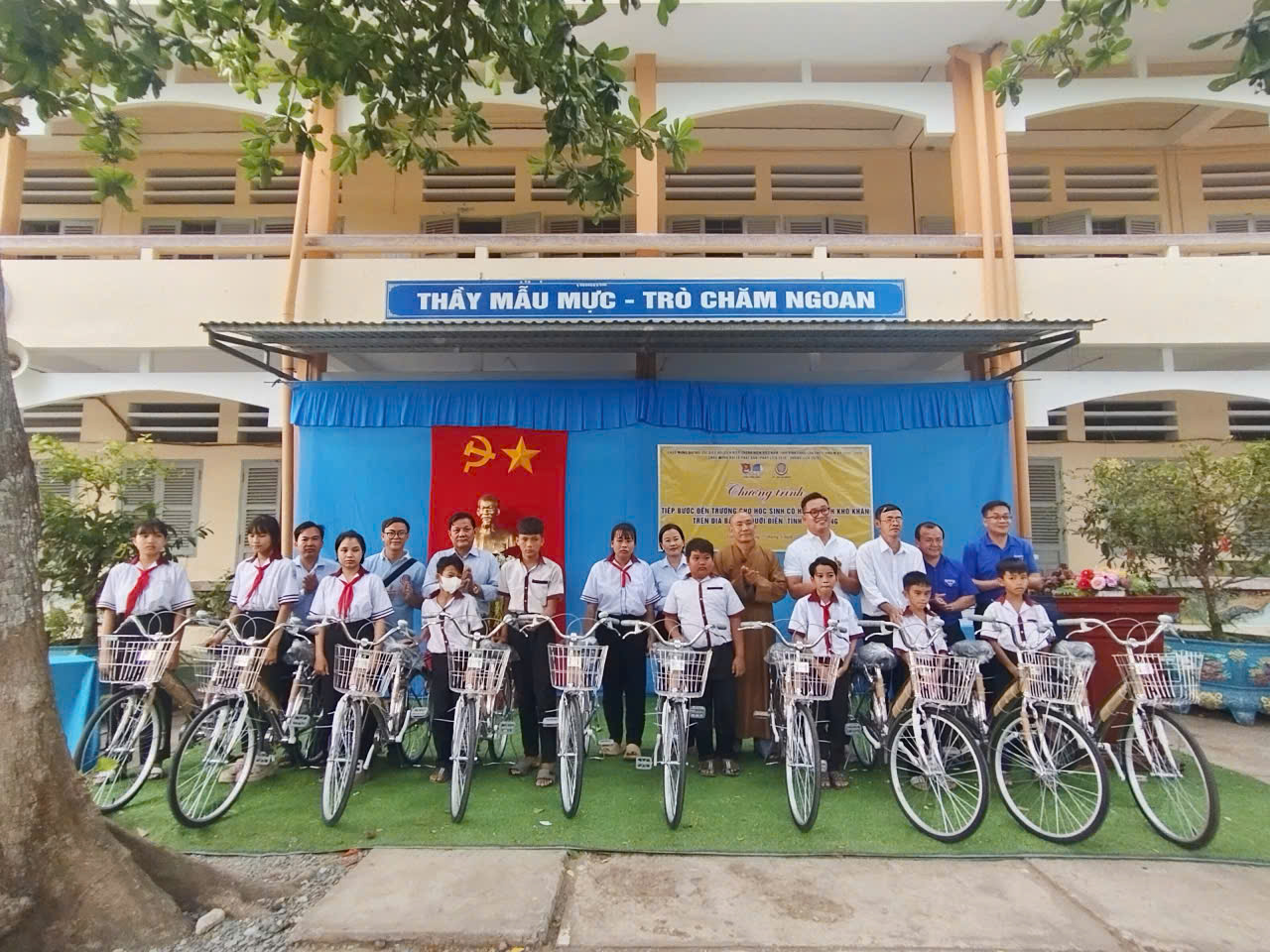 QUỚI ĐIỀN TRAO XE ĐẠP CHO HỌC SINH NGHÈO